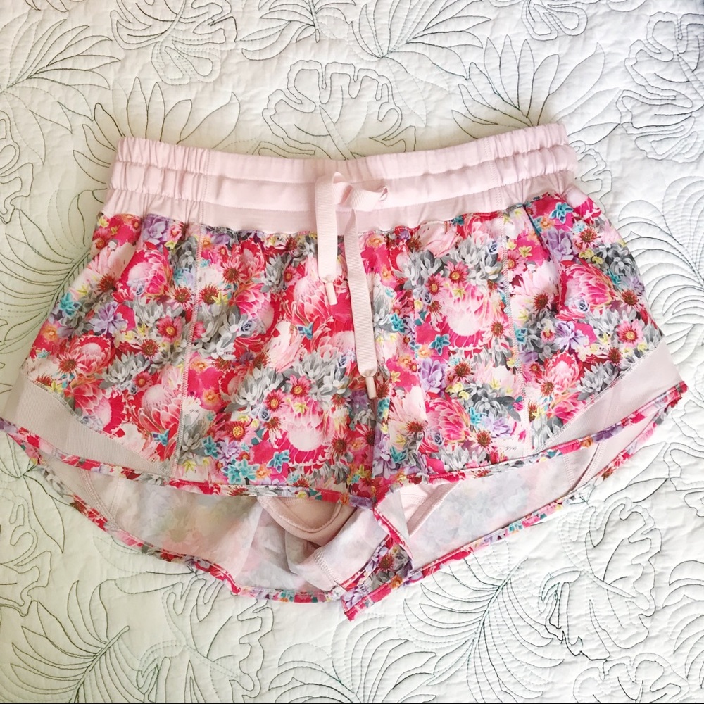 Lululemon Hotty Hot floral running short // 6